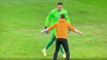 Le agreden, se aplaza el partido y un espontáneo salta al campo y se encara con él