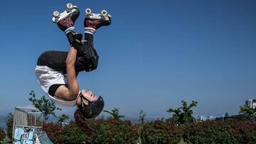 Boma Hache realizando un Backflip en Quad Freestyle en un skatepark.