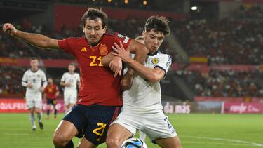 Oyarzabal y Hickey, durante el partido entre España y Escocia jugado en Sevilla.