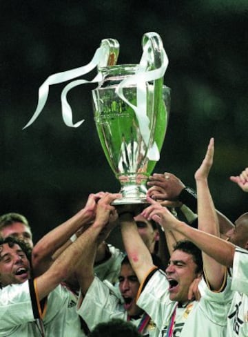Iván Campo, Raúl y Sanchís levantan la Octava Copa de Europa entre la alegría de sus compañeros.