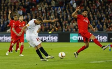 Coke también anotó el tercero del Sevilla. 1-3.
 