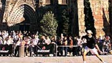 <b>RAQUETAZOS EN LA CATEDRAL.</B> Ayer se vivió una jornada de tenis excepcional en Barcelona. La improvisada pista central fue la explanada de la Catedral barcelonesa; los contendientes, Beto Martín, Feliciano López, Carlos Moyá y Rafael Nadal. La jornada festiva congregó a cientos de curiosos.