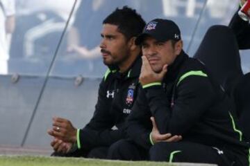 Héctor Tapia y Miguel Riffo durante el duelo ante Wanderers, el duelo 70 en la banca de Colo Colo.