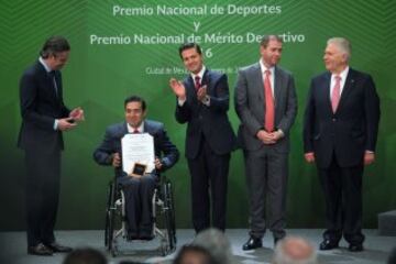 El atleta paralímpico Edgar Navarro recibe el Premio Nacional del Deporte