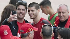 Morata, m&aacute;ximo goleador de la Selecci&oacute;n con tres tantos, es uno de los jugadores m&aacute;s aclamados por los aficionados espa&ntilde;oles desplazados a Francia. Todos quieren fotografiarse con &eacute;l.