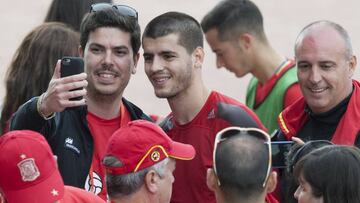 Morata, máximo goleador de la Selección con tres tantos, es uno de los jugadores más aclamados por los aficionados españoles desplazados a Francia. Todos quieren fotografiarse con él.