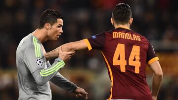 Manolas y Cristiano durante un partido de Champions en 2016
