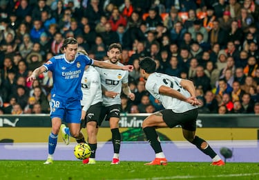 Carreras avanza por la izquierda, se beneficia de un rebote y define con la derecha al palo corto para marcar el gol decisivo en Mestalla.