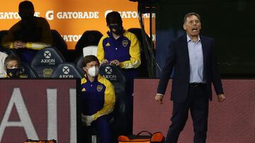 Argentina&#039;s Boca Juniors team coach Miguel Angel Russo (R) reacts during their Argentina First Division 2020 Liga Profesional de Futbol tournament match against Argentina&#039;s Talleres at La Bombonera stadium, in Buenos Aires, on November 15, 2020. (Photo by ALEJANDRO PAGNI / AFP)