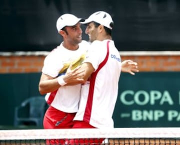 Farah y Cabal superaron a Nishioka y Uchiyama en el tercer partido. El domingo, Giraldo y Falla tienen el ascenso al Grupo Mundial en sus manos.