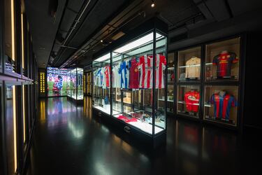 Camisetas de los equipos de LALIGA EA SPORTS se pueden contemplar en una de las salas de LEGENDS.