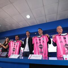 Querétaro lanza uniforme rosa en conmemoración del Cáncer de Mama