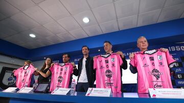 Querétaro lanza uniforme rosa en conmemoración del Cáncer de Mama