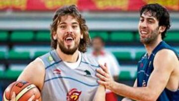 <b>UN GRAN GRUPO. </b>Marc Gasol bromea con Berni Rodríguez ayer en el entrenamiento de la Selección.