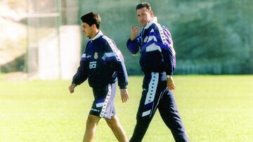 Ra&uacute;l Gonz&aacute;lez y Jorge Valdano, entrenando durante su &eacute;poca en el Real Madrid.