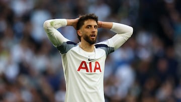 Soccer Football - Premier League - Tottenham Hotspur v Brighton & Hove Albion - Tottenham Hotspur Stadium, London, Britain - April 18, 2026 Tottenham Hotspur's Rodrigo Bentancur reacts Action Images via Reuters/Matthew Childs EDITORIAL USE ONLY. NO USE WITH UNAUTHORIZED AUDIO, VIDEO, DATA, FIXTURE LISTS, CLUB/LEAGUE LOGOS OR 'LIVE' SERVICES. ONLINE IN-MATCH USE LIMITED TO 120 IMAGES, NO VIDEO EMULATION. NO USE IN BETTING, GAMES OR SINGLE CLUB/LEAGUE/PLAYER PUBLICATIONS. PLEASE CONTACT YOUR ACCOUNT REPRESENTATIVE FOR FURTHER DETAILS..