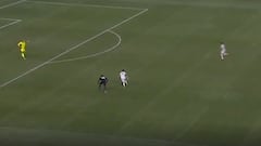 Doble chascarro y sombrero magistral: el golazo de Mora