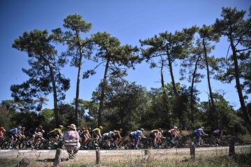 El pelot¨®n durante la d¨¦cima etapa del Tour de Francia sobre un recorrido de 168 kil¨®metros entre ?le d'Oleron y la meta de la ?le de R¨¦.