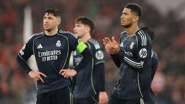 Real Madrid's Uruguayan midfielder #08 Federico Valverde (L) and English midfielder #05 Jude Bellingham (R) cheer supporters after losing the UEFA Champions League league phase day 8 football match between SL Benfica and Real Madrid CF at Estadio da Luz in Lisbon on January 28, 2026. (Photo by PATRICIA DE MELO MOREIRA / AFP)
