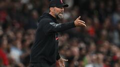 Liverpool's German manager Jurgen Klopp gestures on the touchline during the English Premier League football match between Manchester United and Liverpool at Old Trafford in Manchester, north west England, on August 22, 2022. (Photo by Paul ELLIS / AFP) / RESTRICTED TO EDITORIAL USE. No use with unauthorized audio, video, data, fixture lists, club/league logos or 'live' services. Online in-match use limited to 120 images. An additional 40 images may be used in extra time. No video emulation. Social media in-match use limited to 120 images. An additional 40 images may be used in extra time. No use in betting publications, games or single club/league/player publications. / 