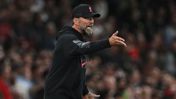 Liverpool's German manager Jurgen Klopp gestures on the touchline during the English Premier League football match between Manchester United and Liverpool at Old Trafford in Manchester, north west England, on August 22, 2022. (Photo by Paul ELLIS / AFP) / RESTRICTED TO EDITORIAL USE. No use with unauthorized audio, video, data, fixture lists, club/league logos or 'live' services. Online in-match use limited to 120 images. An additional 40 images may be used in extra time. No video emulation. Social media in-match use limited to 120 images. An additional 40 images may be used in extra time. No use in betting publications, games or single club/league/player publications. / 