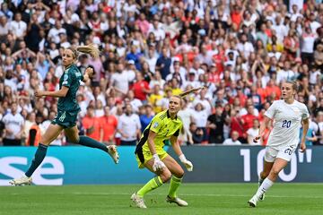 Ella Toone marca el 1-0 para Inglaterra. 
