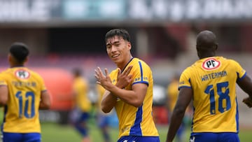 Tiene 16 años, es capitán de la Roja y no olvidará el debut en Primera