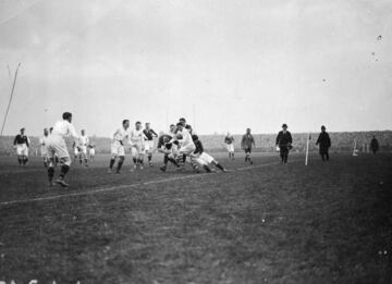 El 25 de diciembre de 1872 se jug車 en Calcuta (India) un partido de rugby entre 20 jugadores que representaron a Inglaterra y otros 20 que representaban a Escocia, Irlanda y Pa赤s de Gales. El choque tuvo mucho 谷xito y se repiti車 una semana despu谷s. Los aficionados en este pa赤s quer赤an formar un club en la zona y crearon el Calcutta Football Club en 1873. Un a?o despu谷s se unieron a Rugby Football Uni車n. El club tuvo auge en su primer a?o, pero acab車 desapareciendo y sus miembros antes de separarse, queriendo recuperar el nombre del club, fabricaron una copa en 1878 con la intenci車n de que se compitiese por ella anualmente. El trofeo se otorga al vencedor del partido del VI Naciones (creado cinco a?os despu谷s) entre Inglaterra y Escocia.