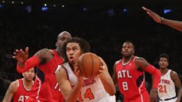 Chris Copeland de los New York Knicks entra a canasta ante varios rivales. 