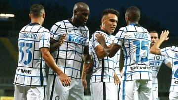 Bergamo (Italy), 01/08/2020.- Inter's Ashley Young(3R) celebrates with his teammates after scoring the 0-2 goal during the Italian Serie A soccer match Atalanta BC vs FC Inter at the Gewiss Stadium in Bergamo, Italy, 01 August 2020. (Italia) EFE/EPA/