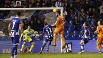 Negredo salva al Valencia