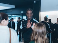 Ilaix Moriba saluda a una niña durante la visita navideña de la plantilla del Celta al Hospital Álvaro Cunqueiro.