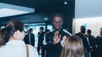 Ilaix Moriba saluda a una niña durante la visita navideña de la plantilla del Celta al Hospital Álvaro Cunqueiro.