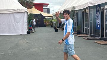 Saludo de Márquez en el paddock de Termas con la camiseta de Argentina.