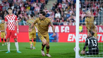 GIRONA, 19/10/2024.- El delantero de la Real Sociedad Mikel Oyarzabal (c) celebra tras marcar ante el Girona, durante el partido de LaLiga EA Sports que Girona FC y Real Sociedad disputan este sábado en el estadio municipal de Montilivi. EFE/David Borrat