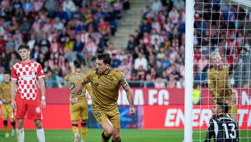 GIRONA, 19/10/2024.- El delantero de la Real Sociedad Mikel Oyarzabal (c) celebra tras marcar ante el Girona, durante el partido de LaLiga EA Sports que Girona FC y Real Sociedad disputan este sábado en el estadio municipal de Montilivi. EFE/David Borrat