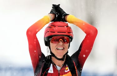 Ana Alonso celebra la medalla de bronce en una jornada histórica para el deporte de invierno español. 