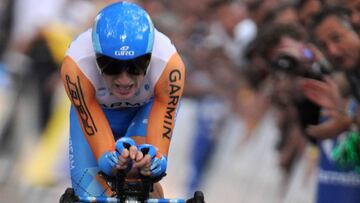 Bradley Wiggins rueda durante una crono del Tour de Francia 2009 con el maillot del Garmin-Slipstream de Jonathan Vaughters.