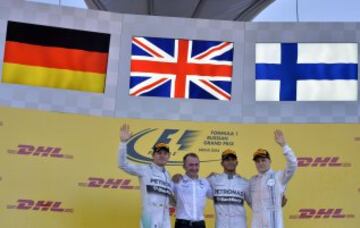 Nico Rosberg, de Mercedes con el jefe del equipo de Paddy Lowe, el piloto británico Lewis Hamilton y el tercer clasificado, el piloto finlandés de Williams Valtteri Bottas en el podio del Gran Premio de Rusia
