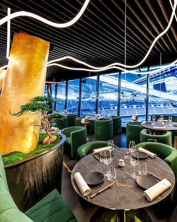 El espacio se convierte en restaurante (KŌ by 99 Sushi Bar) los días que no hay partido.