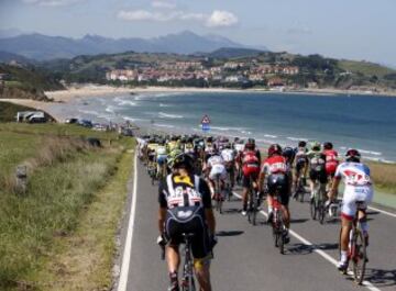 El pelotón a su salida de la decimoquinta etapa de la Vuelta Ciclista a España desde Comillas (Cantabria)a Sotres Cabrales (Asturias), de 175,8 kilómetros. 