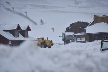 Labores de retirada de la nieve acumulada en carreteras y coches en Formigal tras la llegada de un temporal.