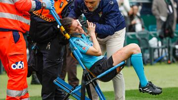 SEVILLA, 25/02/2024.- La asistente Guadalupe Porras Ayuso es retirada del terreno de juego tras ser golpeada por una cámara autónoma de la televisión en el partido enntre el Real Betis y el Athletic Club de la Jornada 26 de LaLiga que estos dos equipos juegan hoy en el estadio Benito Villamarín. EFE/ Julio Muñoz
