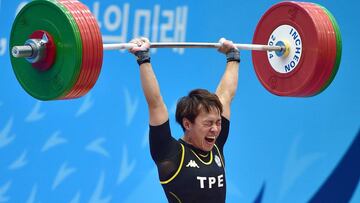 Lin Tzu-chi levanta las pesas durante los Juegos Asiáticos de 2014.