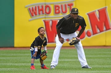 Starling Marte de los Pittsburgh Pirates en el campo Smerling antes del partido contra los Cincinnati Reds en el PNC Park en Pittsburgh, Pennsylvania.