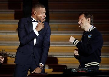 El cantante, DJ y productor musical francés Martin Solveig con Kylian Mbappé, ganador del Trofeo Kopa, mejor jugador menor de 21 años.