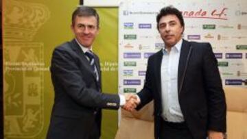 Lucas Alcaraz estrechando la mano al Presidente del Granada Enrique Pina.Granada