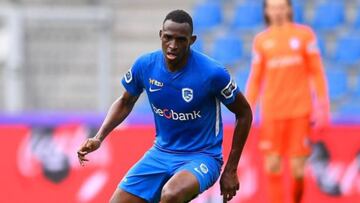 Jhon Lucumí en un partido del Genk