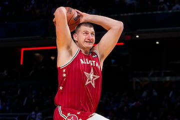 Nikola Jokic realiza un mate durante el partido de las estrellas 2024.