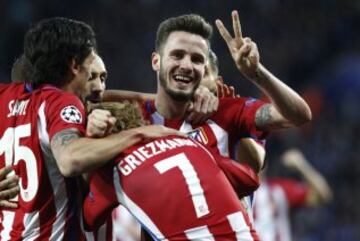 Los jugadores celebran el 0-1 de Saúl.